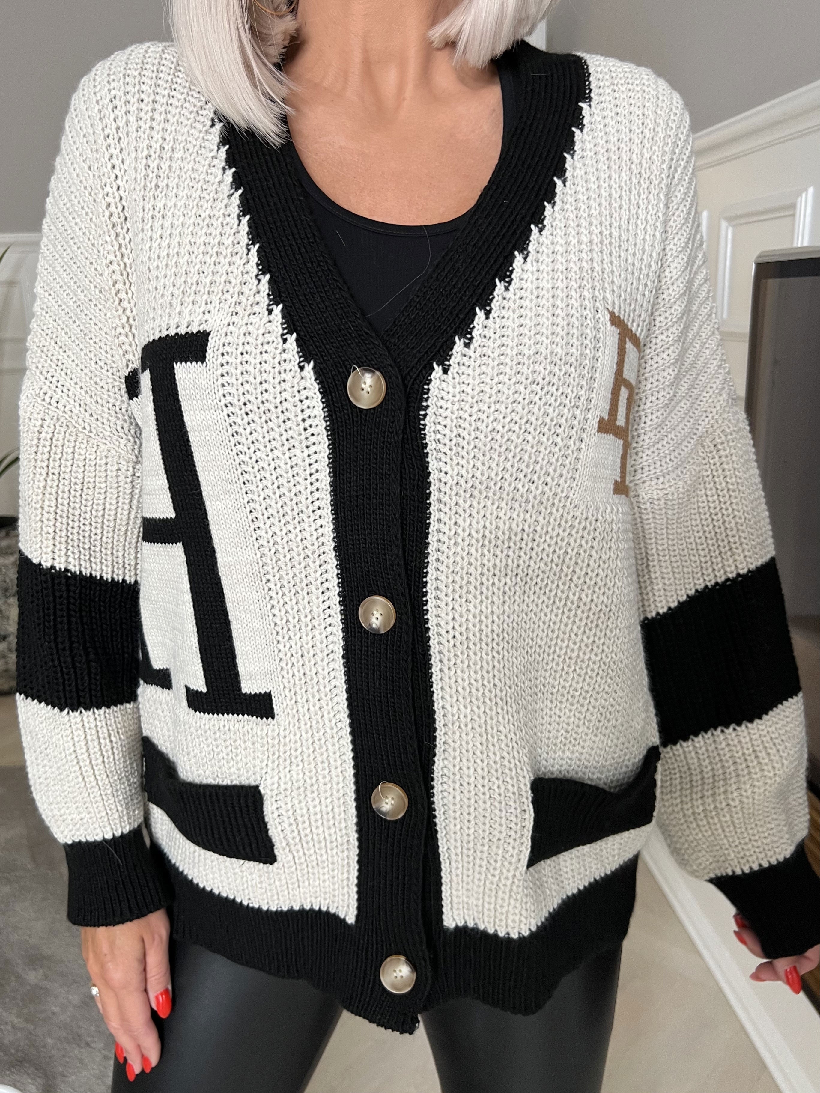 Pauline - Cool cardigan med bogstaver